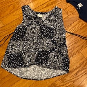 Knox rose navy and white patterned tank